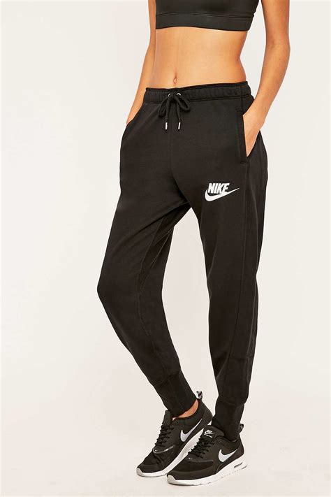 nike joggers for women.